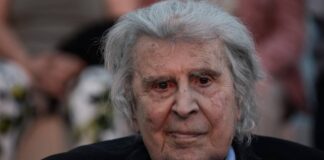 Οι υπάλληλοι του ΕΟΤ για τον Μίκη Θεοδωράκη