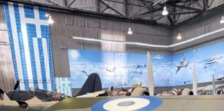 Βετεράνος πιλότος «υποκλίνεται» μπροστά στο Spitfire