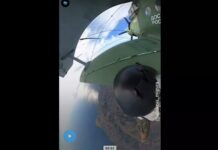 Αλεξιπτωτιστής χτυπά με το κεφάλι στο φτερό μόλις πηδά από το αεροπλάνο