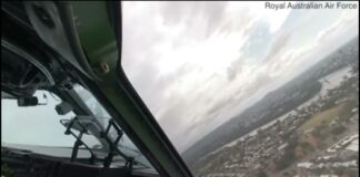 Aεροσκάφος της Π.Α. της Αυστραλίας πετάει ανάμεσα σε ουρανοξύστες!