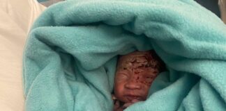 Νεογέννητο βρέφος στον κάδο σκουπιδιών μέσα σε τουαλέτα αεροπλάνου