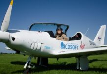 Στο Ηράκλειο η 19χρονη πιλότος που κάνει το γύρο του κόσμου με μονοκινητήριο αεροσκάφος