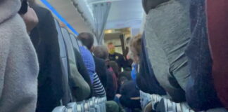 Αεροσυνοδός χτύπησε απείθαρχο επιβάτη με καφετιέρα στο κεφάλι