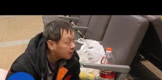 Ζει σε αεροδρόμιο για να ξεφύγει από την οικογένειά του