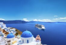 Το Bloomberg μιλά για τον υπερτουρισμό στα ελληνικά νησιά