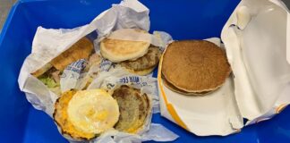 Πλήρωσε ακριβά το κρουασάν και το hot dog: «Καμπάνα» 1.874 δολαρίων σε ταξιδιώτη