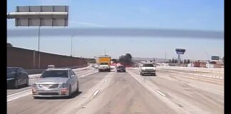 Αεροσκάφος τυλίγεται στις φλόγες σε δρόμο με κίνηση στην Καλιφόρνια