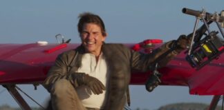 Ο Tom Cruise κρατιέται χαλαρά από το φτερό του αεροπλάνου
