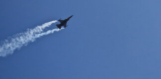 28η Οκτωβρίου: Εντυπωσιακοί ελιγμοί από το F-16 της ομάδας «Ζευς» της Πολεμικής Αεροπορίας