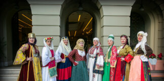 Ταξίδι πολιτισμού και ιστορίας στην Ελλάδα μέσα από τις γυναικείες παραδοσιακές φορεσιές