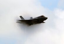 RAF: Οι γυναίκες δεν μπορούν να πετάξουν το F-35 Lightning