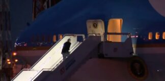 Μπάιντεν: Νέα… τούμπα στη σκάλα του αεροπλάνου