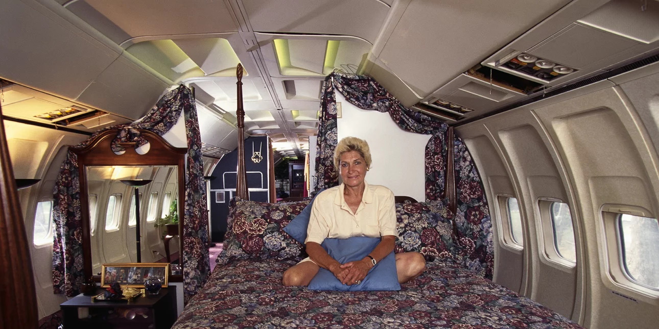 jo-ann-ussery-sits-airplane-boeing_727