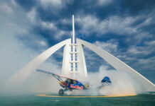 Ο Luke Czepiela γράφει ιστορία προσγειώνοντας αεροπλάνο στο Burj Al Arab