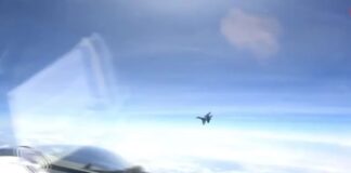 Επιθετικός ελιγμός κινεζικού μαχητικού κοντά σε αμερικανικό αεροσκάφος