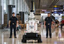 Τα πρώτα… robocop ανέλαβαν υπηρεσία στο αεροδρόμιο της Σιγκαπούρης