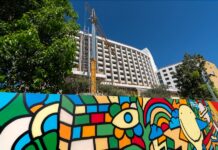 Εικαστική έκθεση του Φαίδωνα Παπαμιχαήλ στην περίφραξη του Hilton Athens