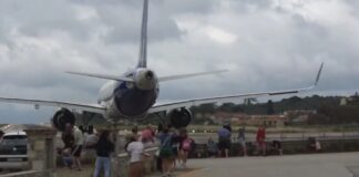 Και φέτος τα ίδια στη Σκιάθο: Τουρίστες δίπλα ακριβώς από αεροπλάνα που απογειώνονται
