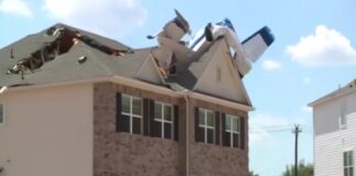 Αεροπλάνο έχασε ύψος και έπεσε σε οροφή σπιτιού