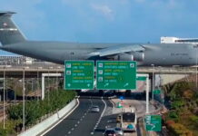 Θηριώδες αμερικανικό μεταγωγικό στο Διεθνή Αερολιμένα Αθηνών