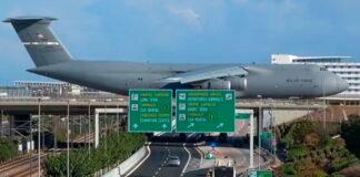 Θηριώδες αμερικανικό μεταγωγικό στο Διεθνή Αερολιμένα Αθηνών