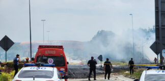 Μαλαισία: Αεροπλάνο συνετρίβη σε αυτοκινητόδρομο