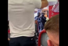 Πάνοπλοι αστυνομικοί εισβάλλουν σε αεροπλάνο και συλλαμβάνουν επιβάτη