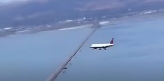 Οπτική ψευδαίσθηση: Αεροπλάνο μοιάζει ακίνητο στον αέρα, «έχει σταματήσει στον χρόνο»