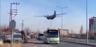 Τουρκία: Αεροσκάφος περνά ξυστά από τα κεφάλια πολιτών