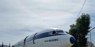 Boeing 727 που αγόρασε ο Ωνάσης το 1968 εκτίθεται στη λεωφόρο Βουλιαγμένης