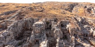 Όρος Νεμρούτ: Μια από τις πιο εντυπωσιακές κορυφές στον κόσμο