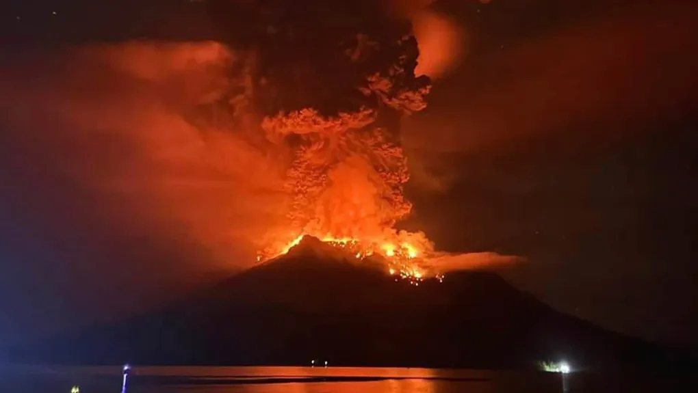 Indonesia-Volcano-Eruptions-1020