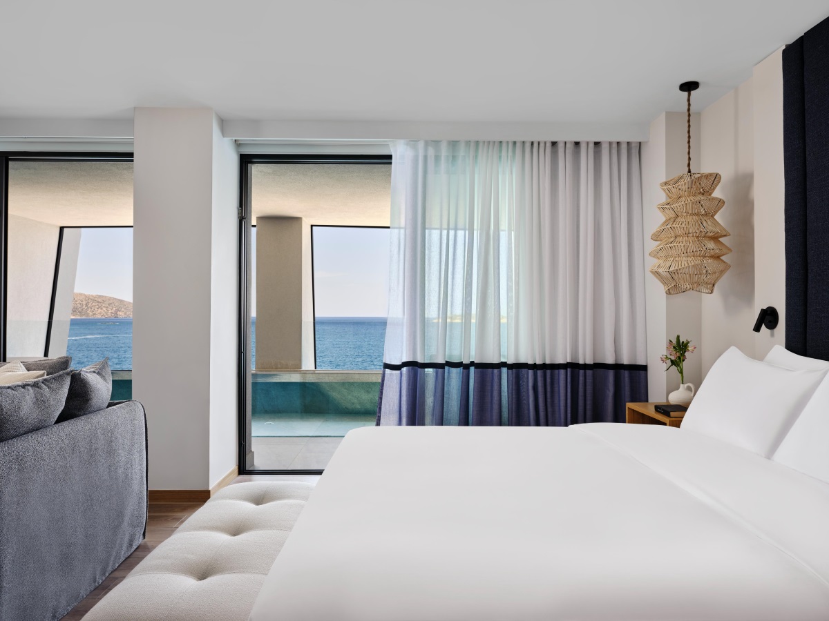 1 Super King Junior Suite Sea View Private Plunge Pool_Bedroom_Balcony_pool