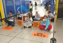 Ακτιβιστές μπλόκαραν τις πύλες αναχώρησης στο Gatwick