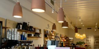 Το Avocado Café των Aria Hotels ενώνει τις δυνάμεις του με το A Magic Cabinet στη Σύρο