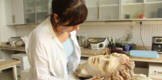 Λαοδίκεια: Ανακαλύφθηκαν επιχρωματισμένα γλυπτά του συμπλέγματος της Σκύλλας