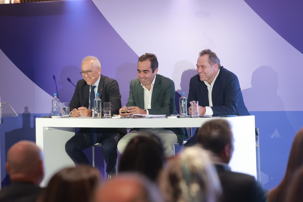 L-R_ Mr. Dimitris Gerogiannis CEO AEGEAN, Mr. Carlos Muñoz Founder and CEO of Volotea, Mr. Eftichios Vassilakis Chairman AEGEAN_photo 1