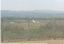 Αεροπλάνο κατέληξε σε χωράφι στη Κένυα