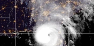 Έκλεισαν αεροδρόμια στη Φλόριντα, ακυρώθηκαν πτήσεις λόγω τυφώνα