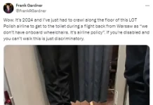 Ντροπή-Ανάπηρος δημοσιογράφος αναγκάστηκε να συρθεί στο αεροπλάνο για να πάει τουαλέτα