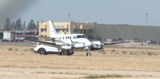 Ηρωας! Γυναίκα με μηδενική εμπειρία προσγείωσε αεροπλάνο όταν ο άντρας της υπέστη έμφραγμα