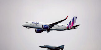 SKY express: Πέταξε με 2 υπερσύγχρονα αεροσκάφη δίπλα σε Phantom F-4 και F-16, τιμώντας τη γιορτή της Πολεμικής Αεροπορίας