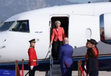 Η Φον ντερ Λάιεν παρείχε πρώτες βοήθειες σε συνεπιβάτη της σε αεροπλάνο