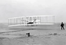 Η πρώτη πτήση με αεροπλάνο και πώς το αεροσκάφος των αδερφών Wright έφτασε ως το φεγγάρι