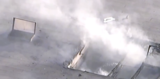 Αεροσκάφος συνετρίβη πάνω σε εργοστάσιο στην Καλιφόρνια