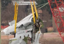 Ανασύρθηκε τμήμα της ατράκτου του αεροπλάνου της American Airlines