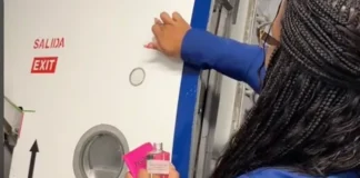 “Αγιάζει” το αεροπλάνο πριν την επιβίβαση και γίνεται viral στο TikTok