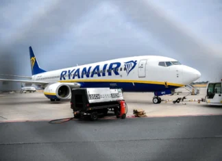 Η Ryanair «σβήνει» δρομολόγια και βάσεις σε ευρωπαϊκές αγορές