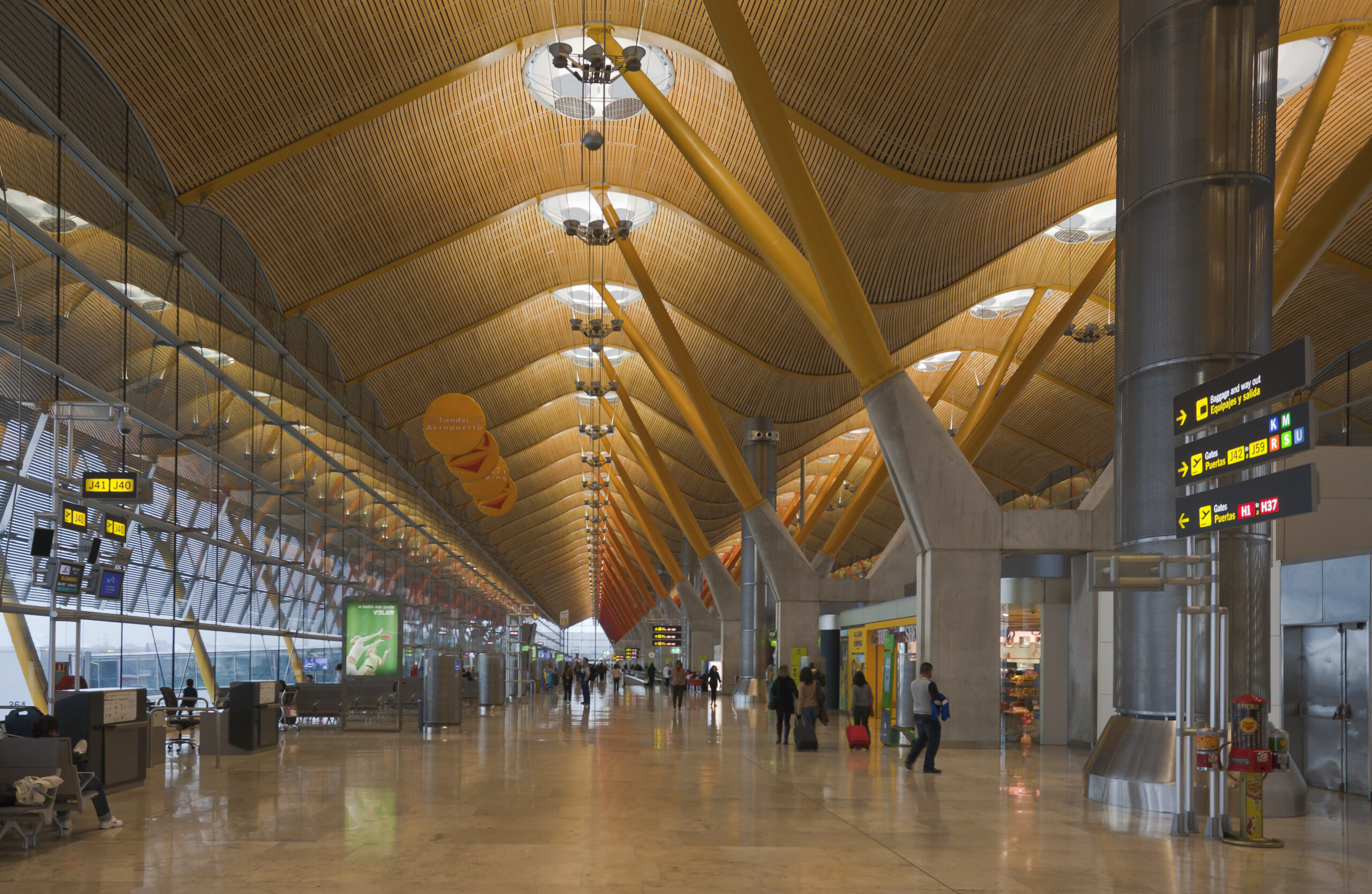 Terminal_4_del_aeropuerto_de_Madrid-Barajas,_España,_2013-01-09,_DD_05