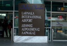 Αεροδρόμιο Λάρνακας: Κατάσχεση δέματος με όπλα και ναρκωτικά